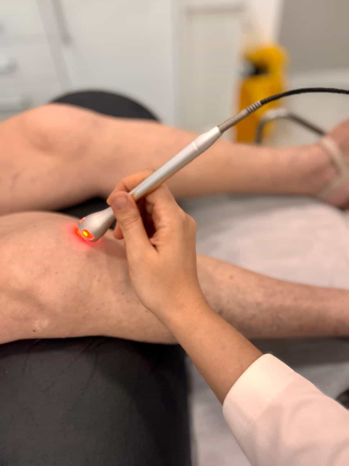 Terapie cu laser pentru genunchi: soluția modernă pentru durerea articulară